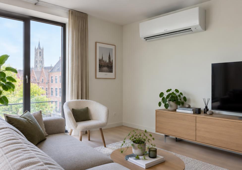 Airco-binnenunit in een lichte woonkamer
